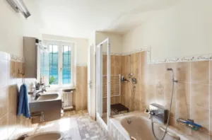 bagno con pavimento in cotto