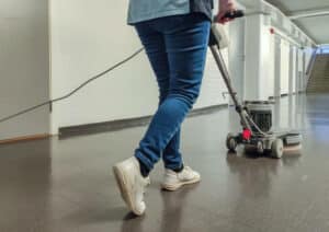 sgrassare e risciacquare correttamente il pavimento